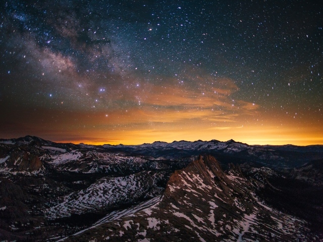Звезды и млечный путь в небе над вершинами гор
