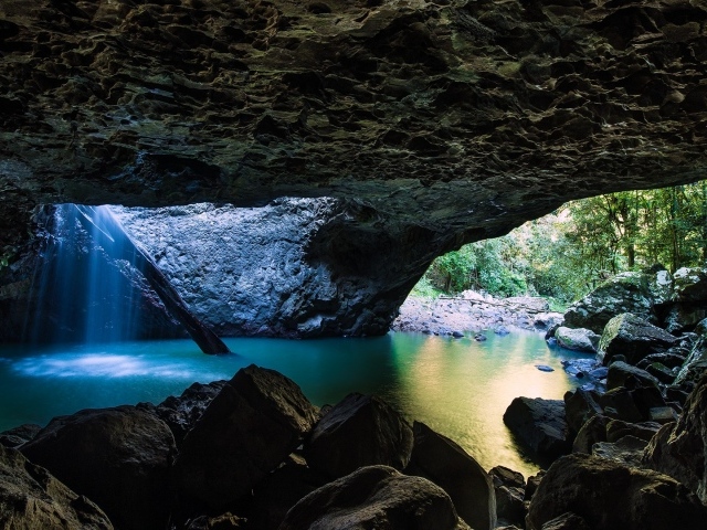 Солнечные лучи в подземном гроте 
