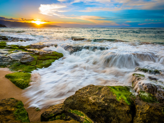 Восход солнца на горизонте над океаном 
