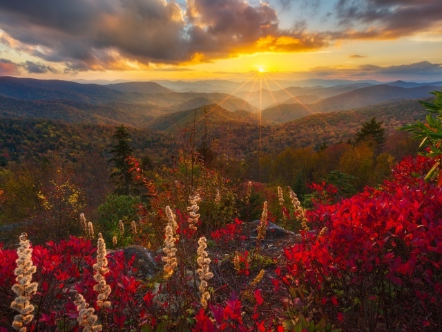 Закат солнца в небе над горным пейзажем