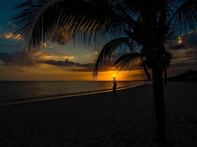 Закат солнца на тропическом пляже 