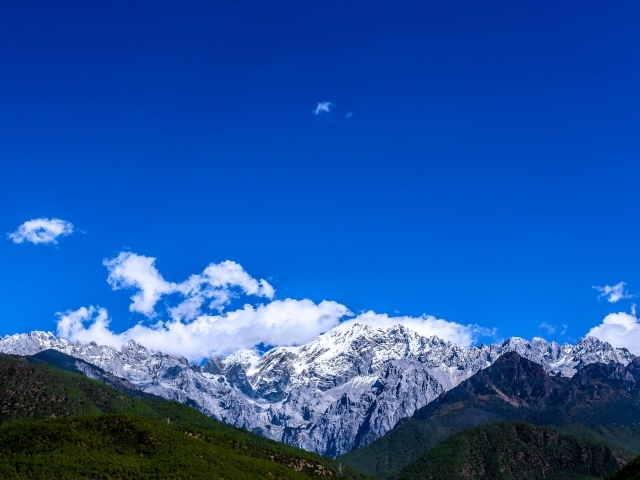 Живописный горный массив Юйлунсюэшань, Китай 