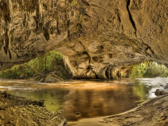 Река в каменном гроте,  Национальный парк Кахерейнджи. Новая Зеландия