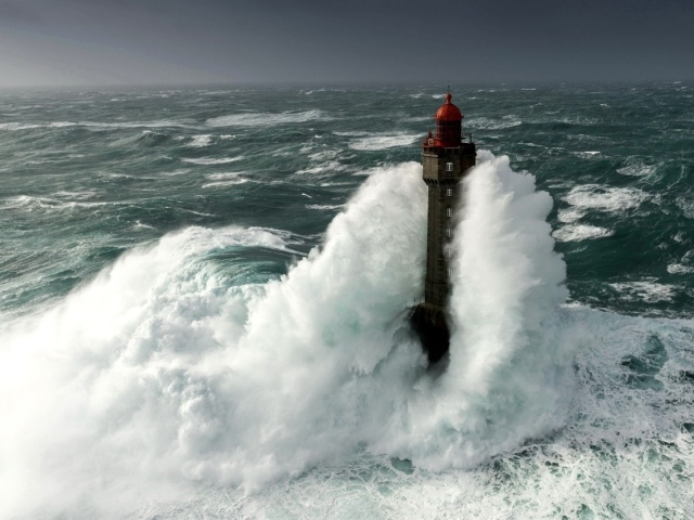 Бушующие волны окутывают маяк 