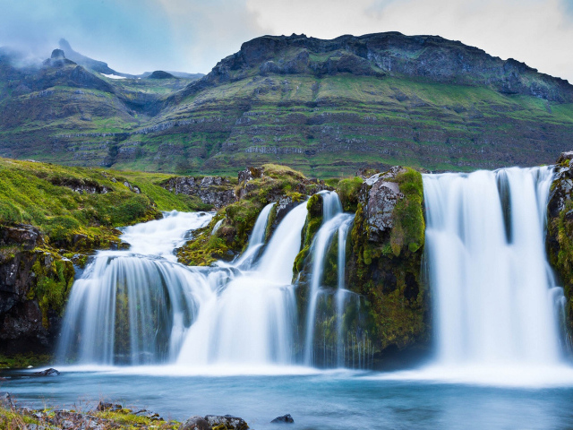 Водопад на фоне горы 