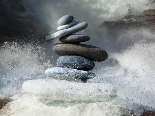 Дзен-камни с брызгами воды вокруг них