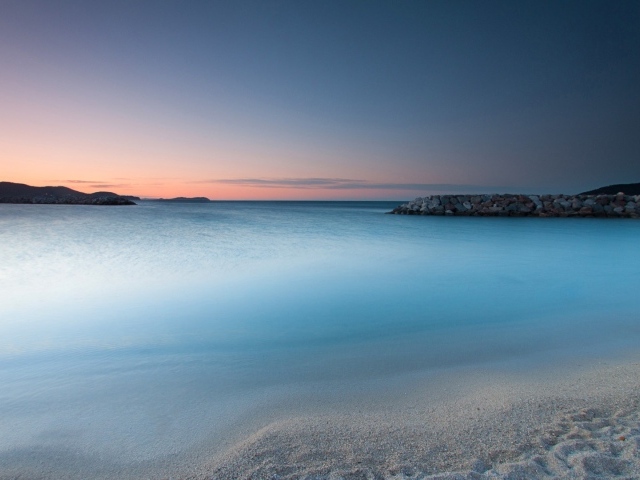 Легкая дымка перед восходом солнца на пляже 