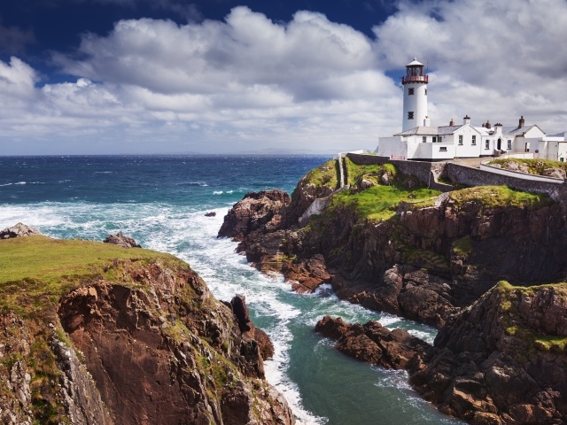 Маяк на скалистом побережье  