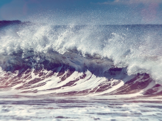 Бушующие волны океана 