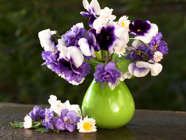 Букет нежных цветов анютины глазки и фиалки в вазе