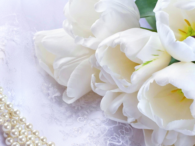 Букет нежных белых тюльпанов и жемчужное ожерелье 