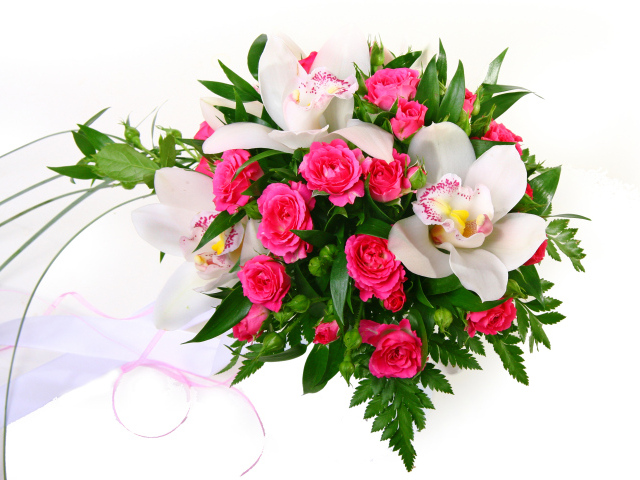 Красивый букет розовых роз с нежными орхидеями на белом фоне