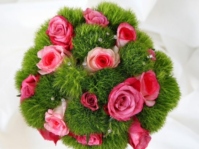 Букет красивых розовых роз с зеленью