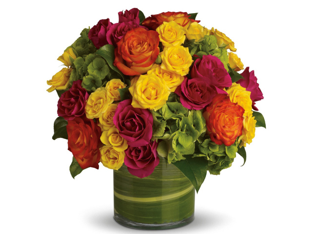 Букет разноцветный роз в вазе на белом фоне