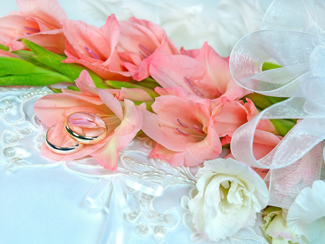 Букет розовых гладиолусов с двумя обручальными кольцами