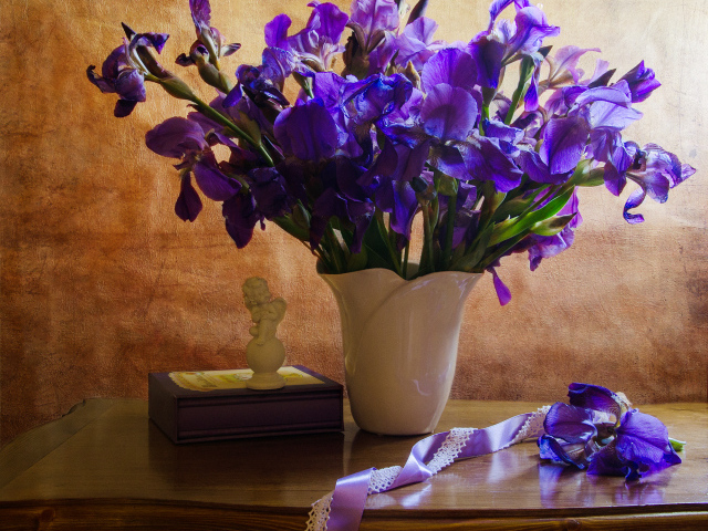 Букет фиолетовых ирисов в вазе