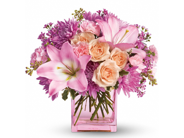 Букет из роз, хризантем и лилий в вазе на белом фоне