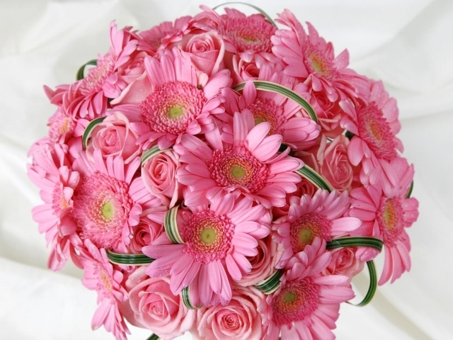 Нежный розовый свадебный букет гербер