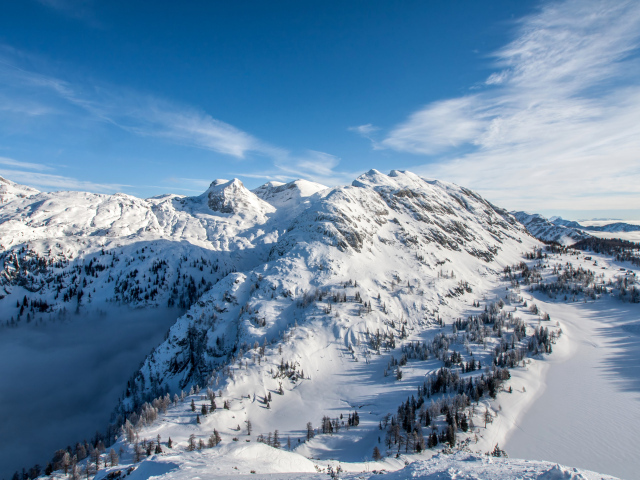 Заснеженные горы под красивым голубым небом 