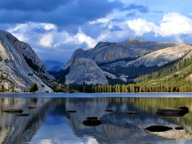 Озеро у гранитной скалы  Хаф-Доум, Калифорния
