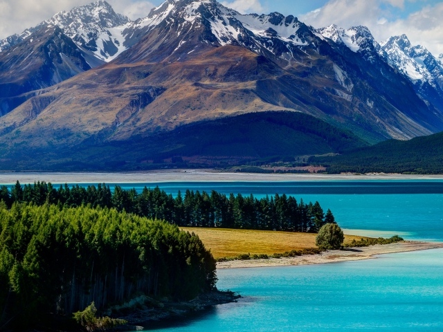 Живописное  озеро Текапо на фоне гор, Новая Зеландия