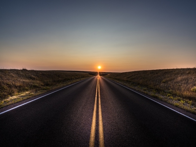 Длинная дорога на закате солнца