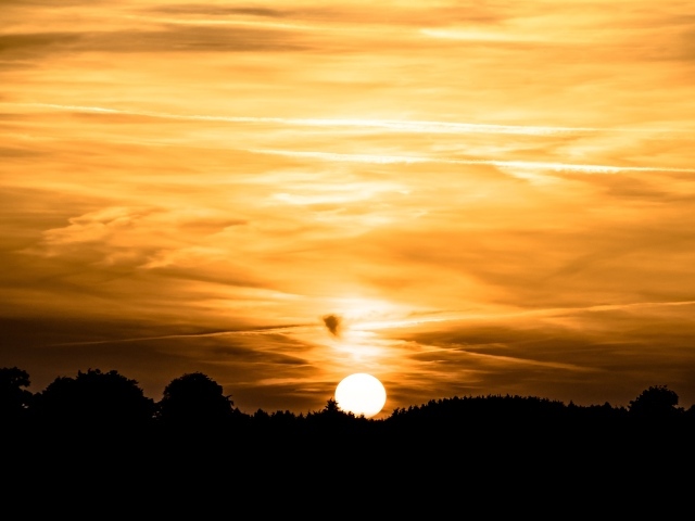 Закат солнца в небе золотого цвета