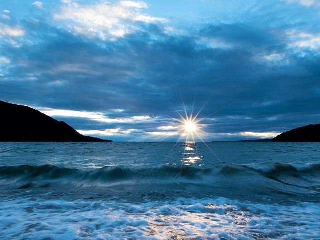 Закат летнего солнца над океаном