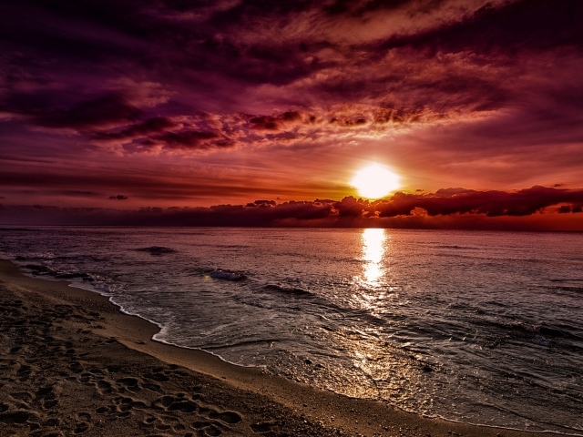 Закат красного солнца над океаном 