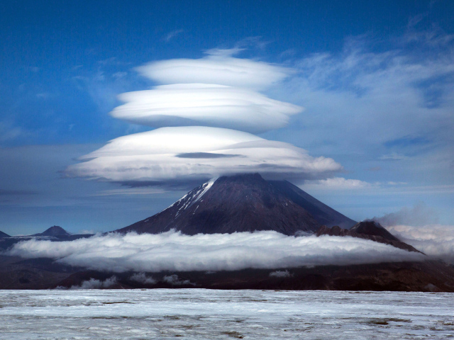 Облака над Ключевской сопкой, Камчатка 