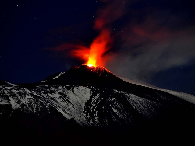 Действующий вулкан Этна ночью 