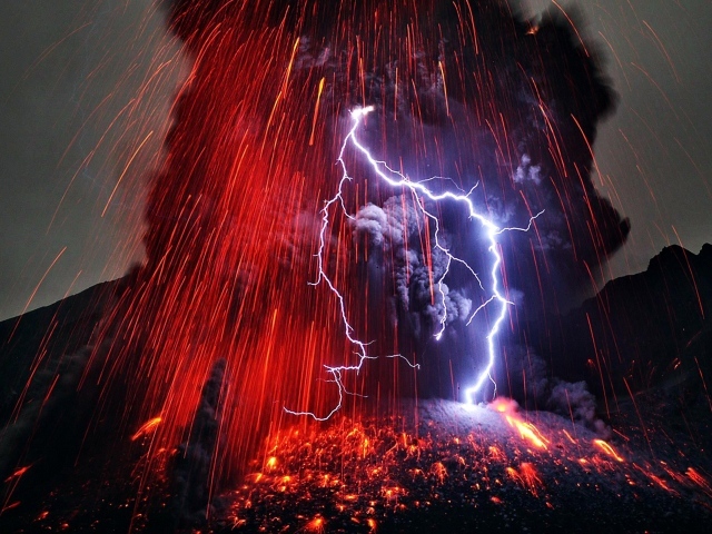 Извержение вулкана Сакурадзима, Япония 