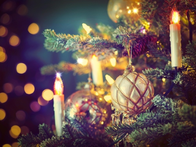 Блестящий новогодний шар на елке с гирляндами на новый год 2018