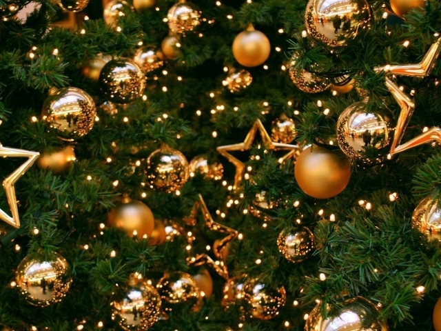 Яркие елочные игрушки на зеленой елке