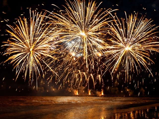 Яркие вспышки новогоднего салюта