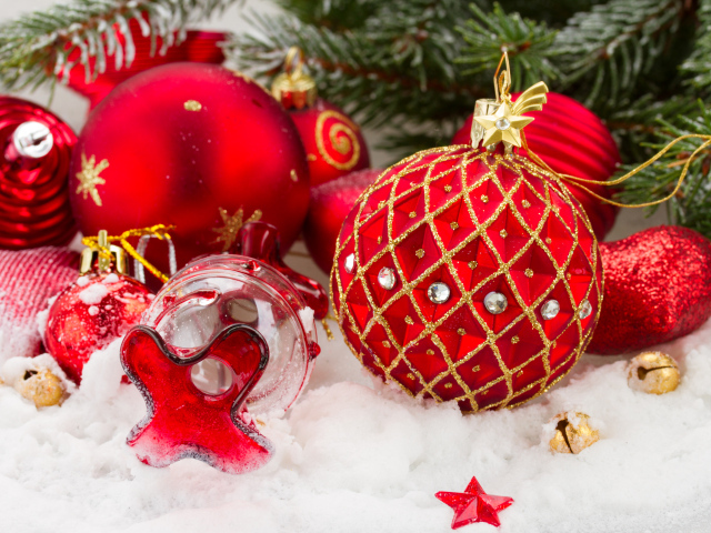 Яркие красные новогодние шары на елку