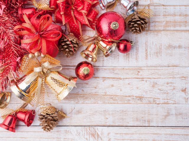 Новогодние украшения, колокольчики на деревяной доске. Фон для новогодней открытки