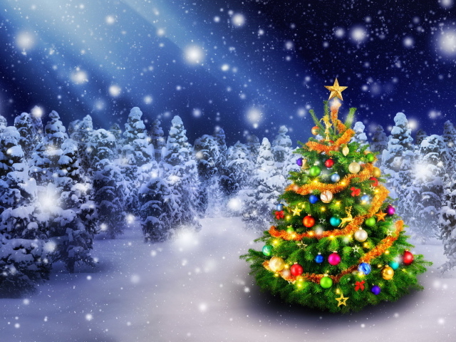 Наряженная елка в покрытом снегом лесу на новый год 2018