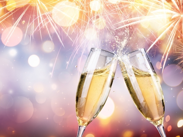Два бокала с шампанским под праздничным салютом