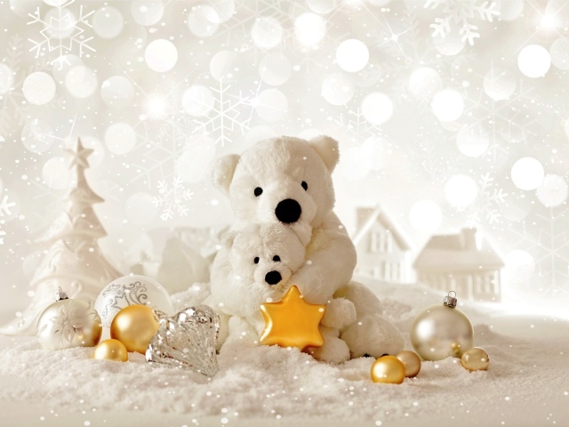 Две белых игрушечных медведя и елочные украшения на Новый год 2018