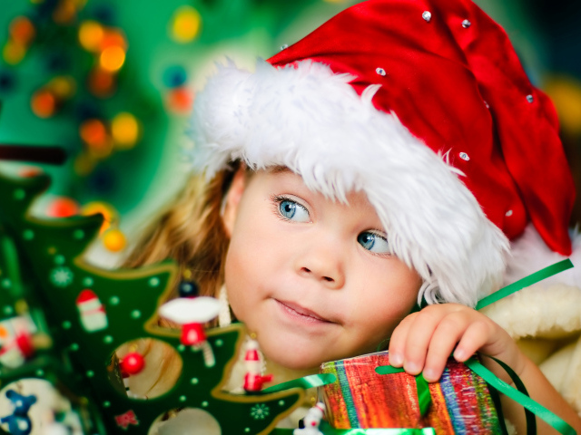 Милая маленькая девочка в шапке Санты