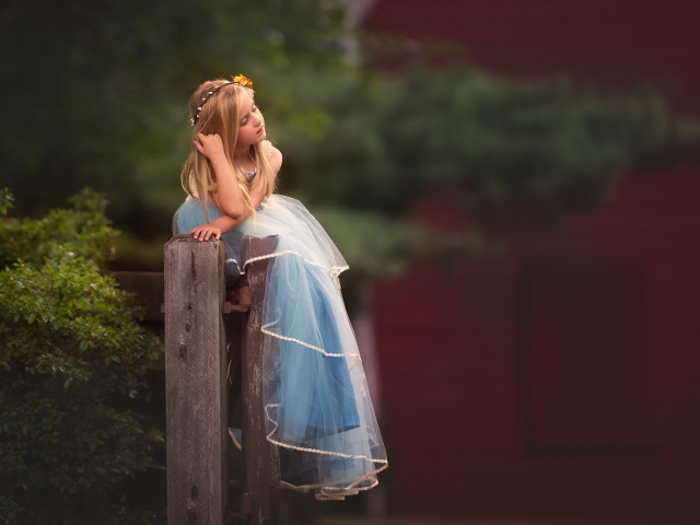 Девочка в красивом длинном голубом платье 