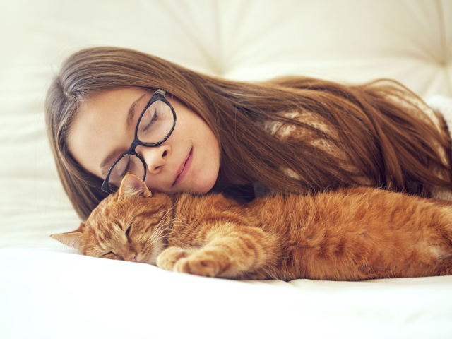 Девочка в очках спит с рыжим котом