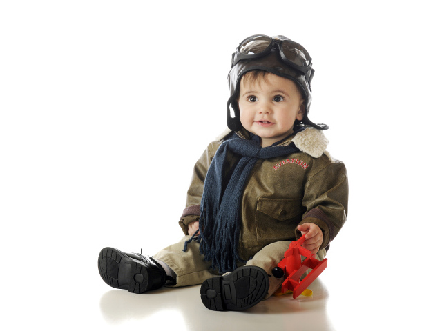 Маленький ребенок в костюме пилота 