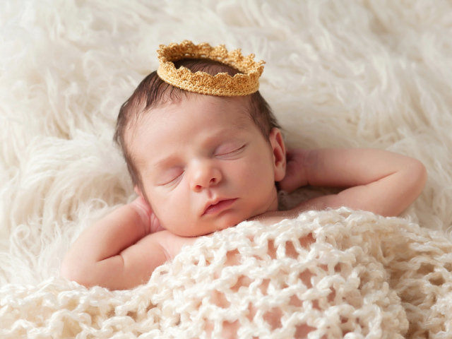 Спящий младенец девочка с короной на голове