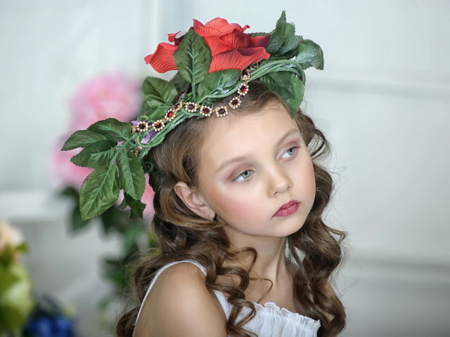 Красивая маленькая девочка с украшениями на голове