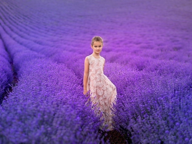 Девочка в красивом платье на лавандовом поле
