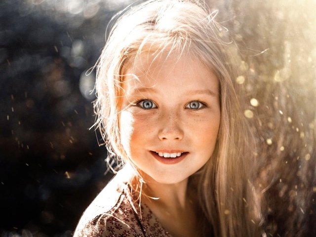 Маленькая светловолосая девочка с красивыми глазами 
