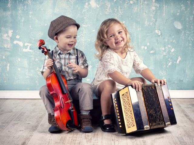 Маленький мальчик со скрипкой и девочка с гармошкой