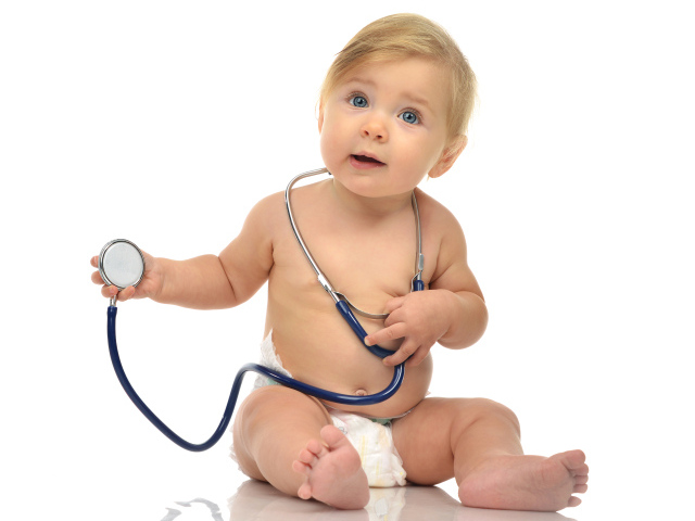 Маленький ребенок со стетоскопом на белом фоне